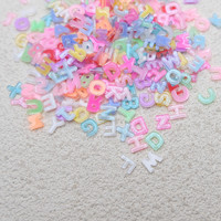 Breloques en résine en forme de lettres, petites et miniatures, pour la décoration DIY, l'art des ongles et les coques de téléphone