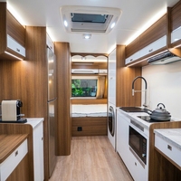 Caravane de voyage légère et personnalisable pour les voyages en famille, avec suspension indépendante et système anti-oscillation.