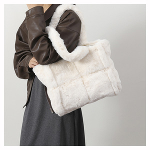 Borsa Tote Qetesh in Morbida Pelliccia di Coniglio, Grande Capacità, OEM ODM, Calda e di Alta Qualità per Autunno e Inverno - Product Image 6