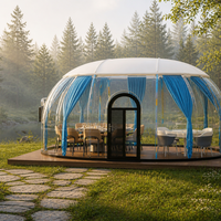 Salle ovale à dôme transparent avec rideaux bleus et vue sur le lac pour la restauration en resort et l'accueil en plein air