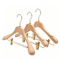 Cintre en bois de hêtre de luxe personnalisé pour costumes et pantalons, avec clip antidérapant et logo personnalisé, idéal pour hôtels, modèle Lotus