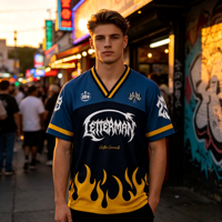 Camiseta deportiva de malla Bird Eye con sublimación completa personalizada, logotipo personalizado completo, estampado de llamas a rayas, cuello en V holgado para jóvenes a la moda.