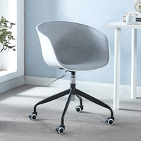 Chaise d'ordinateur nordique ergonomique avec accoudoirs, dossier confortable minimaliste, structure stable, roulettes silencieuses, chaise de bureau de luxe légère