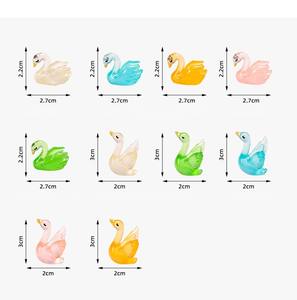 Venta al por mayor B2B: Elegantes figuras de cisnes de resina pastel para terrarios, bricolaje, que brillan en la oscuridad, arte en miniatura para jardín de hadas. - Product Image 3
