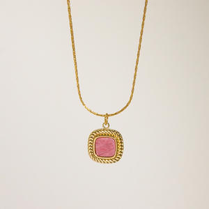 قلادة بوهيمية الطراز من اليشم الطبيعي الأبيض والأحمر والزمرد مع قلادة من الفولاذ المقاوم للصدأ المطلي بالذهب، قلادة كلاسيكية جذابة - Product Image 1