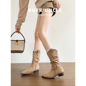 Bottes de cowboy occidentales en daim beige pour femme, à tige plissée souple, bout pointu, talon carré bas, style vintage décontracté - Product Image 2