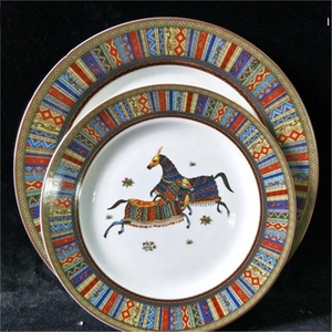 Vente flash : Ensemble de 4 assiettes à dîner en porcelaine fine dorée, style royal nordique, quatre chevaux de guerre - Product Image 2