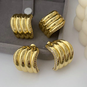 Mùa hè 2025 độc đáo kết cấu bông tai bằng đồng tối giản và đa năng phong cách Pave zircon sóng hình Bông tai - Product Image 3