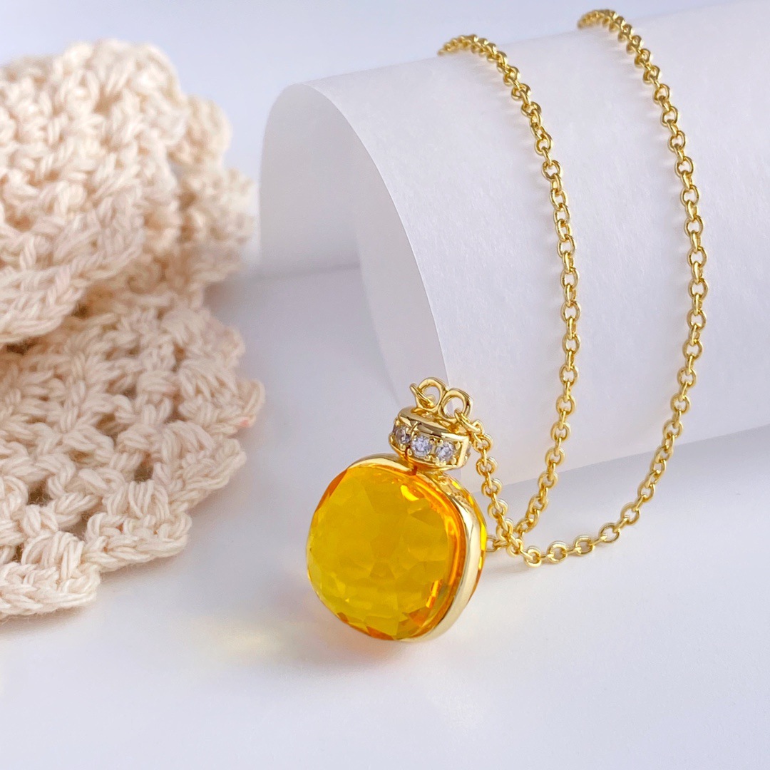 Necklace/gold light yellow (weighs 7.5 grams)