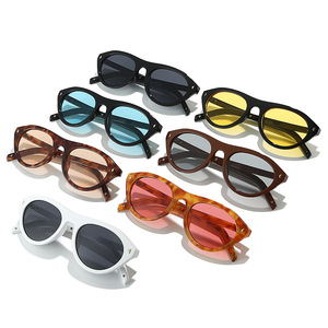 Gafas de Sol Vintage al por Mayor con Montura Completa de PC y Protección UV400, Diseño Negro y Dorado para Mujer - Product Image 3