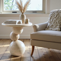 Nouvelle table d'appoint en travertin beige au design contemporain, organique, moderne et minimaliste pour salon, hôtel, entrée