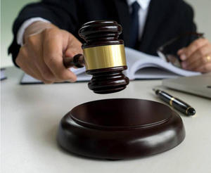 Marteau de juge moderne en bois massif pour salle de judiciaire, avec support et étui, pour avocat, juge, vente aux enchères et utilisation en extérieur - Product Image 1