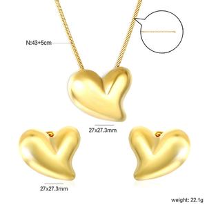Juego de Joyería de Acero Inoxidable Chapado en Oro PVD de 18K Personalizado, Resistente al Agua, con Diseño de Corazón Liso y Grueso, Incluye Aretes y Collar con Colgante - Product Image 2