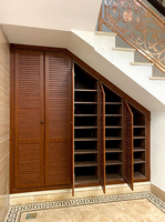 Armoire de rangement sur mesure sous les escaliers |   Porte-chaussures d'entrée en bois grainé |   Armoire modulaire sur mesure avec portes à persiennes pour couloir