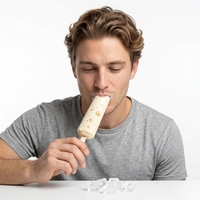 Crème glacée au lait crémeuse avec raisins, saveur fruitée, texture riche et onctueuse en sachet pour supermarché