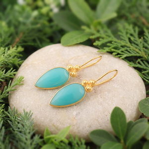 Pendientes ligeros y sencillos con cabujón de calcedonia aguamarina en forma de lágrima, latón chapado en oro de 18k, diseño con cuentas, gancho para la oreja, pendientes con bisel. - Product Image 4