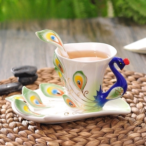Tasse à thé en céramique de haute qualité avec motif paon en relief, avec cuillère et soucoupe, style luxueux, en porcelaine, pour café et lait, vente en gros - Product Image 1