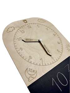Horloge Montessori en bois de bouleau de haute qualité pour enfants, jouet éducatif pour apprendre l'heure avec tableau de correspondance et surface tableau noir OEM ODM MOT-0060 - Product Image 4