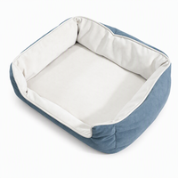 Lit pour animaux de compagnie en fibre compressible moderne avec fond antidérapant, design carré doux pour chiens, chats et petits animaux, utilisation en intérieur