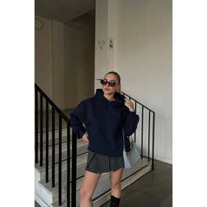 Sweat-shirt en soie oversize bleu marine avec logo personnalisé brodé et imprimé, design décontracté doublé pour la saison automne-hiver, taille unique. - Product Image 2