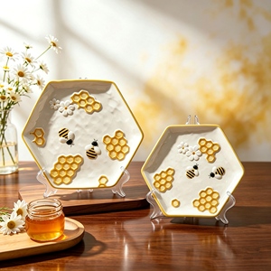 Tetera de Cerámica con Diseño Floral de Panal de Abeja, Acabado Brillante y Acento Decorativo de Abeja, para Servir o como Adorno para el Comedor - Product Image 2