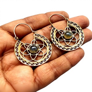 Pendientes de Aro de Latón con Labradorita Estilo Bohemio para Mujer, Pendientes de Aro de Labradorita Dorados para Aniversarios y Ocasiones Especiales - Product Image 4
