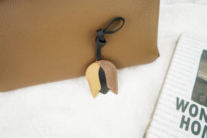 Charme de sac en cuir chic à trois tons avec détails de surpiqûres contrastées - Product Image 4