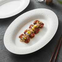 Assiette Ronde en Porcelaine Contemporaine de Luxe pour la Maison, Assiette à Poisson Perlée, Plat de Service Haut de Gamme, Sensation de Luxe