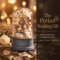 Boîte à musique rotative de luxe avec fleur préservée sous cloche en verre, figurine de couple de mariage, rose éternelle, cadeau de Saint-Valentin et d'anniversaire, vente en gros
