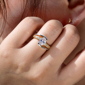 Anello da Donna Bicolore con Pietra Ovale, Gioiello di Tendenza per le Dita - Product Image 2