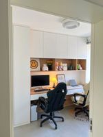 Bureau d'ordinateur personnalisé optimisé pour l'espace avec bibliothèque intégrée et support d'imprimante, bords arrondis lisses, idéal pour les freelancers et les espaces d'étude compacts