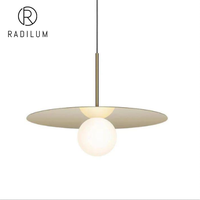 Luminaire suspendu moderne Alta pour intérieur, élégante lampe de plafond européenne pour salon, salle à manger, villa, en acrylique, aluminium et fer.