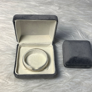 Caja de Joyería Octogonal de Terciopelo de Lujo para Anillos de Boda con Cierre Abatible, Impresión de Logotipo Personalizado y Opciones de Color para Almacenamiento y Exhibición - Product Image 6