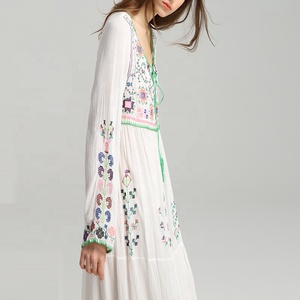 فستان نسائي طويل كاجوال بتصميم بوهيمي عتيق من MANNI – مناسب للشاطئ بتطريز زهري - Product Image 3