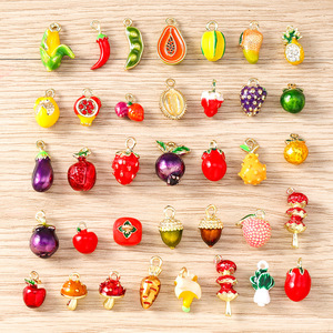 เวนี่ แพ็คละ 5 ชิ้น: จี้ผักเทียมแบบใหม่, อุปกรณ์ตกแต่งสร้อยข้อมือรูปผลไม้สามมิติ - Product Image 1