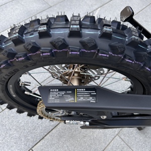 รถมอเตอร์ไซค์ออฟโรดสำหรับวัยรุ่น ขับขี่บนเนินเขาได้ รุ่น Stable Control Surron น้ำหนักเบา 58V 22Ah 8KW แรงบิด 185N.m ความเร็ว 40.4 ไมล์ต่อชั่วโมง - Product Image 6