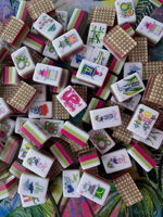 Winmax Ensemble de Mahjong Américain en Acrylique avec Dos en Treillis de Rotin Rétro, 160 Tuiles Colorées, Motifs Floraux, Grue et Dragon Dessinés à la Main