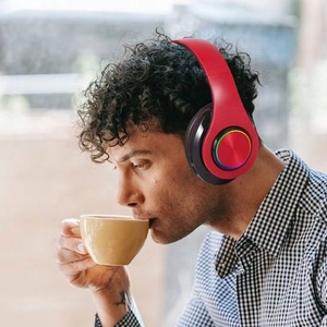Casque audio supra-auriculaire pour étudiants avec lumière RGB clignotante, <span class=keywords><strong>3</strong></span>-en-1 sans fil et filaire, avec lecteur de carte, léger et confortable - Product Image 2