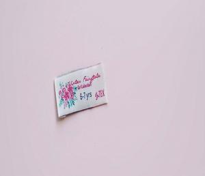 Étiquettes de vêtements tissées personnalisées de qualité supérieure, étiquettes de marque en tissu haute densité avec logo, nom et instructions d'entretien pour la production de vêtements - Product Image 4