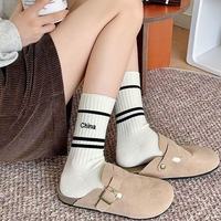 Chaussettes ras du cou personnalisées pour femmes - Haute qualité 100% coton blanc et noir, saison printemps, évacuation de l'humidité, respirantes, avec logo sur le revers et le bas