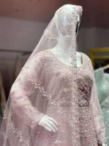 Lehenga Choli de créateur en tissu filet avec embellissements artisanaux et pierres scintillantes, longueur ras du sol, semi-couture, tenue de soirée nuptiale - Product Image 5