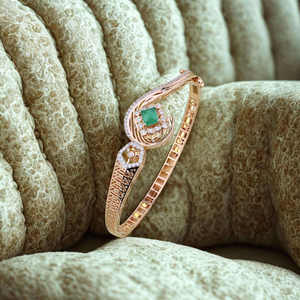 Brazalete de lujo con diamantes y esmeraldas, diseño de diseñador, joyería fina para mujer, elegante regalo de aniversario de boda - Product Image 3