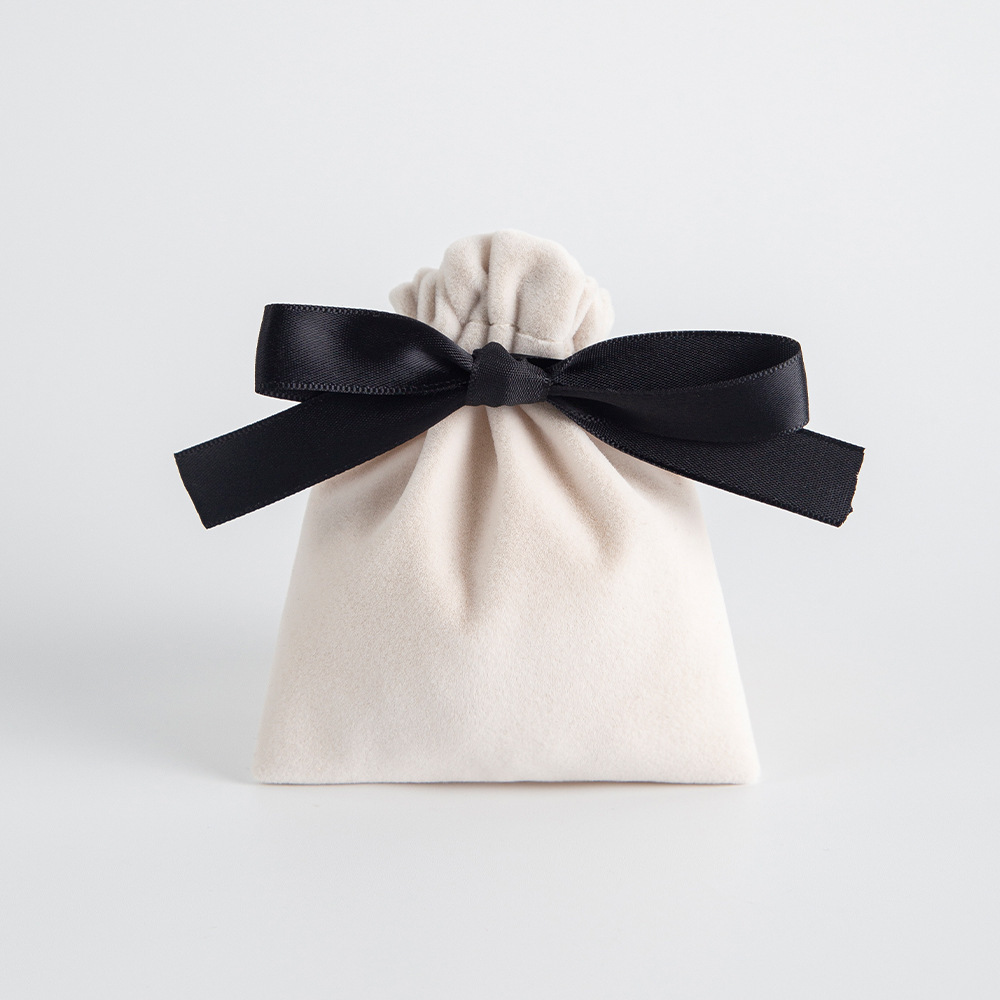 Bolso beige con cinta negra