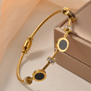 Bracelet magnétique premium en acier inoxydable doré poli, double coque, cadran torsadé, perles carrées en zircon, anti-rayures - Product Image 2