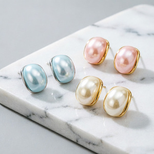 Orecchini alla Moda 2026 Placcati Oro 18K, Stile Francese Chic, con Perle Pastello Ovali e Cornice a Mezzaluna, Unisex, Minimalisti, Nuovi per Feste - Product Image 3