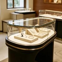 Comptoir d'exposition de bijoux de luxe GZowin OEM/ODM avec verre incurvé, éclairage LED, dimensions et couleurs personnalisables, construction durable