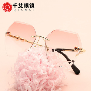 Gafas de Sol Qianai sin Marco, Lentes Irregulares de Metal Dorado, Protección UV400, Ligeras para Mujer - Product Image 4