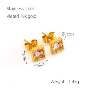 Boucles d'oreilles clous multicolores en moissanite taille princesse style chrétien - Grandes boucles d'oreilles fines plaquées or tendance - Product Image 3