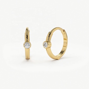 ต่างหูห่วงเพชร CZ ทรงเดี่ยว ขอบเงินแท้ 925 ชุบทอง 14K เครื่องประดับแฟชั่นสำหรับผู้หญิง - Product Image 1
