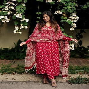 Nouveau costume en pur coton de créateur avec pantalon assorti et dentelle Dupatta parfait pour les occasions spéciales disponibles au prix de gros - Product Image 1